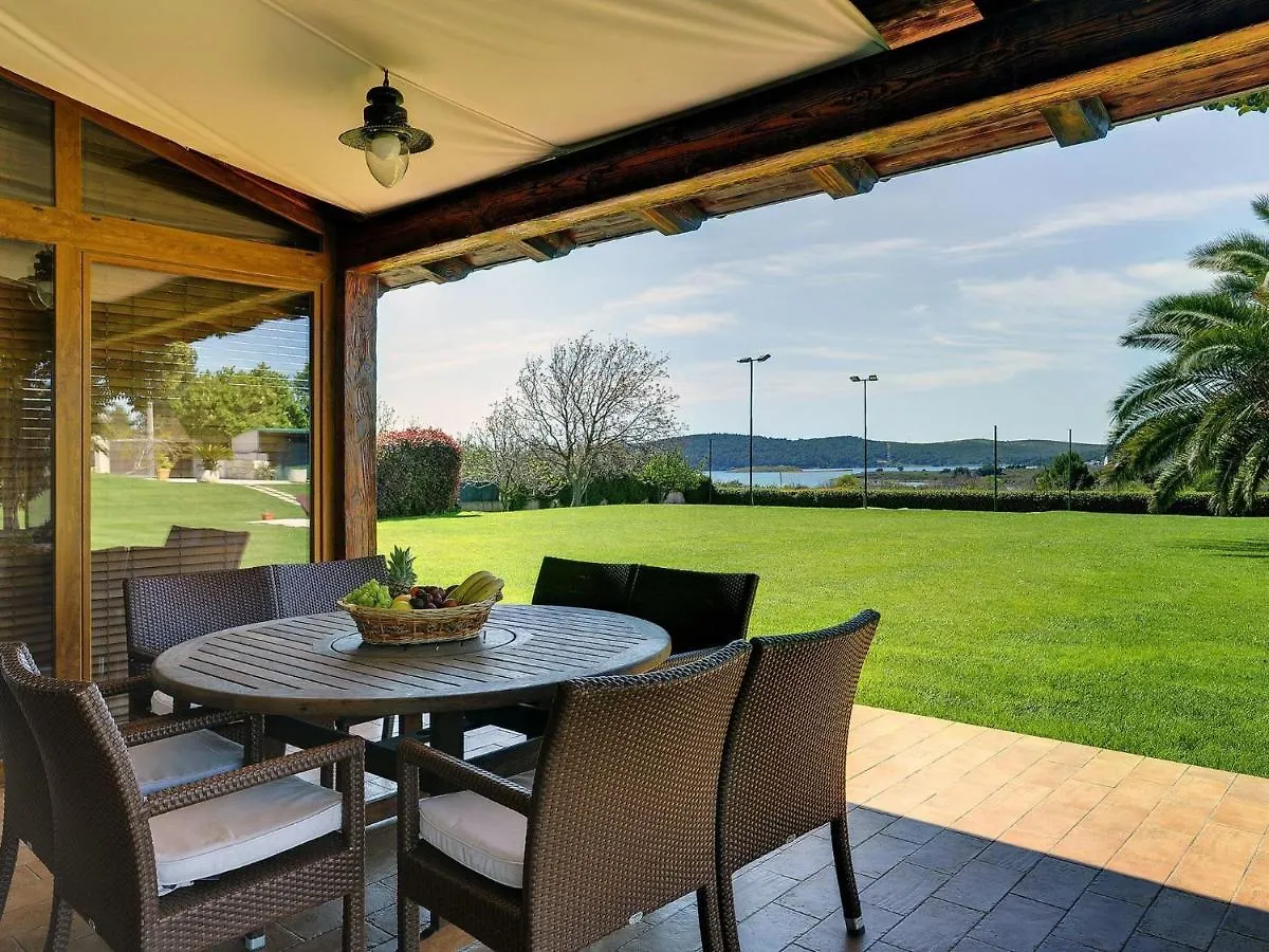 Luxurious Villa In Pomer With Pool And Jacuzzi