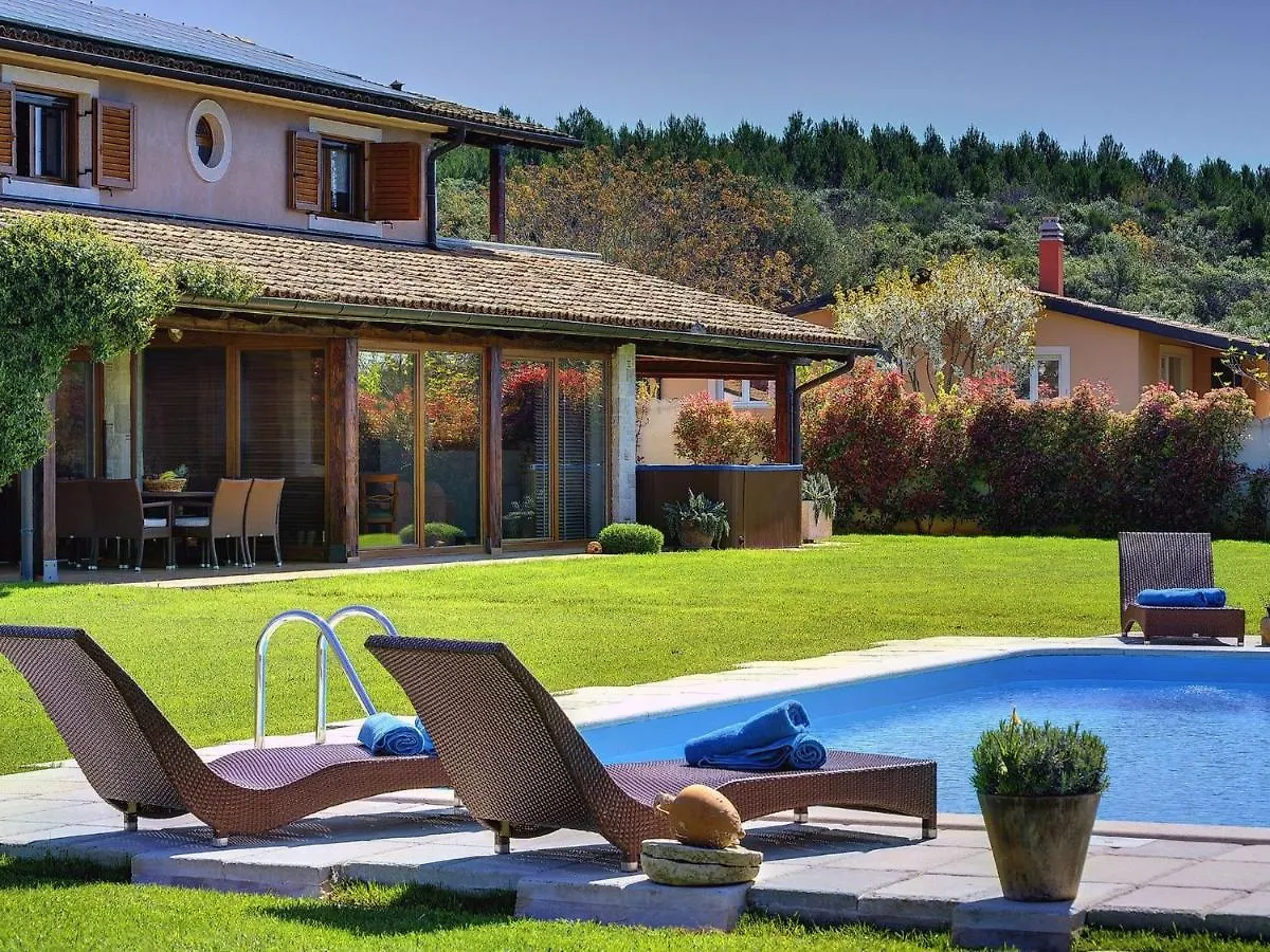 Luxurious Villa In Pomer With Pool And Jacuzzi 0*,