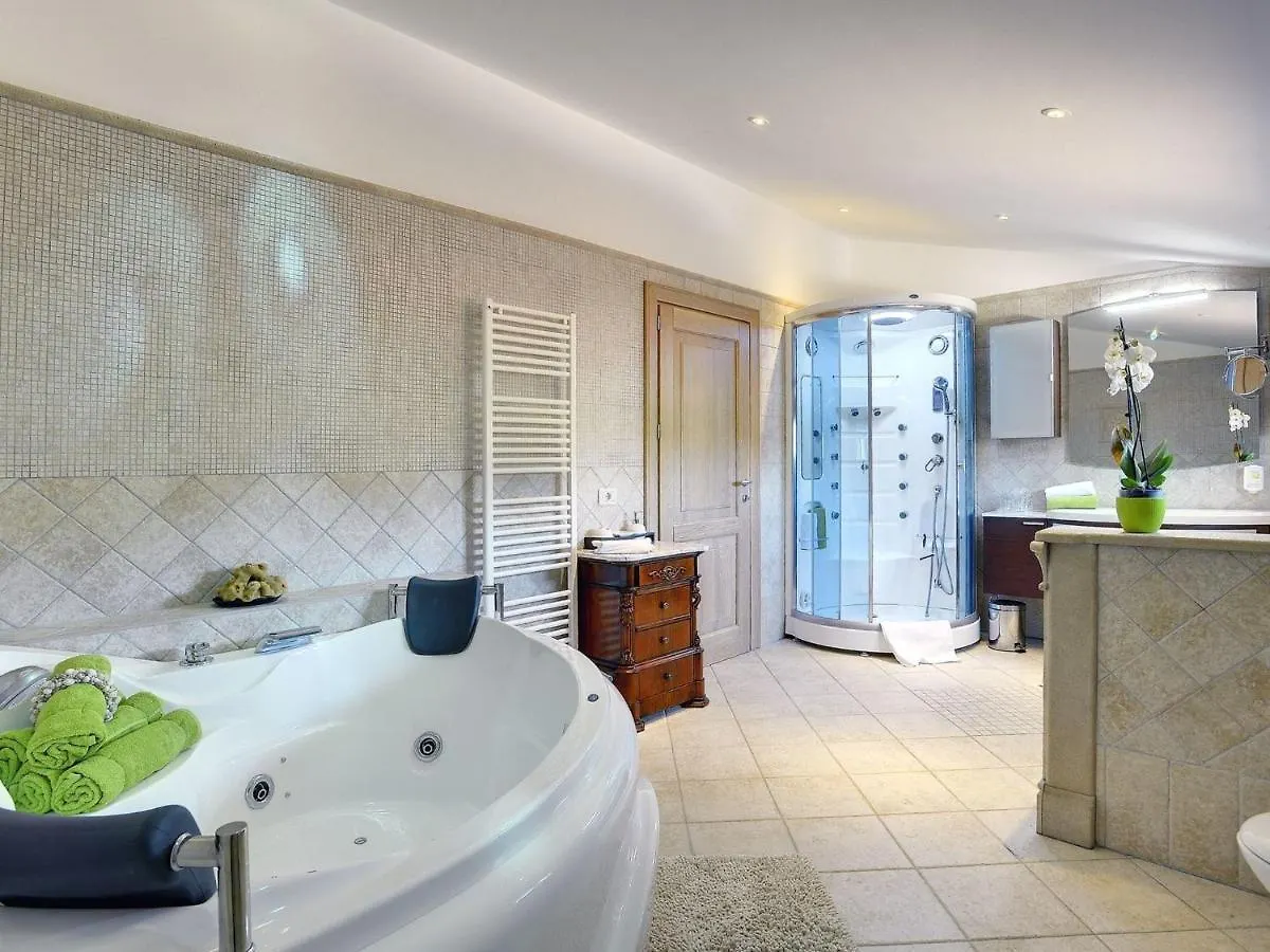 Luxurious Villa In Pomer With Pool And Jacuzzi