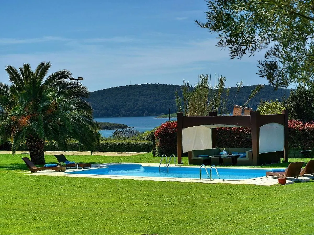 Luxurious Villa In Pomer With Pool And Jacuzzi