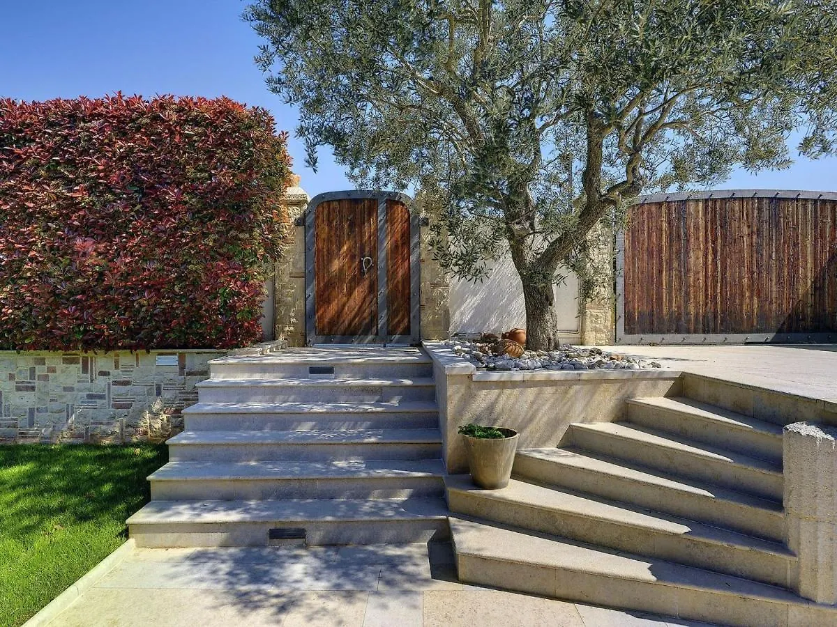 Luxurious Villa In Pomer With Pool And Jacuzzi