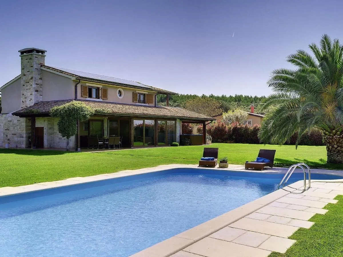 Luxurious Villa In Pomer With Pool And Jacuzzi