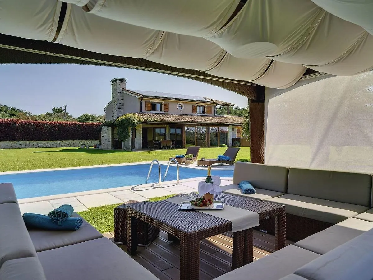 Luxurious Villa In Pomer With Pool And Jacuzzi
