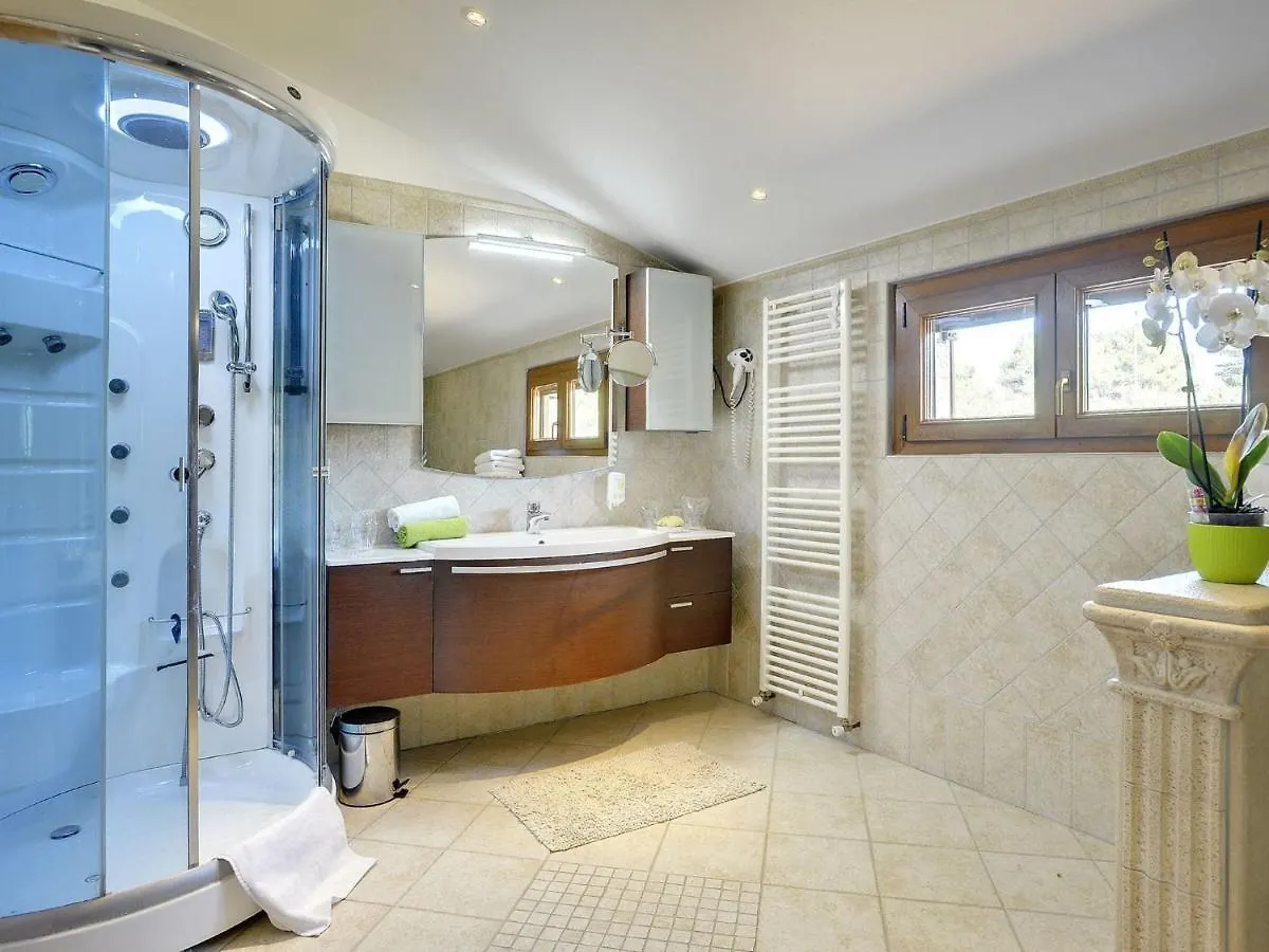 Luxurious Villa In Pomer With Pool And Jacuzzi Croatia