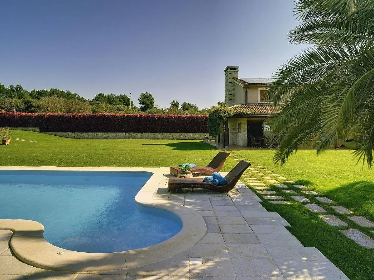 Luxurious Villa In Pomer With Pool And Jacuzzi
