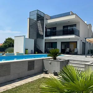 Korina , Villa